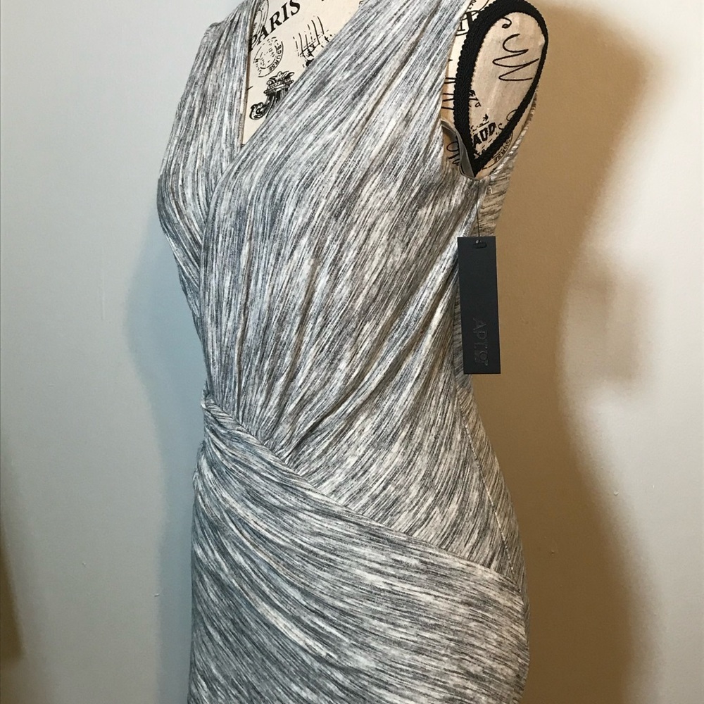 Apt 9 SLEEVELESS V-NECK SHIRRED FRONT WAIST FORM FITTING TANK NWT Sz. Small